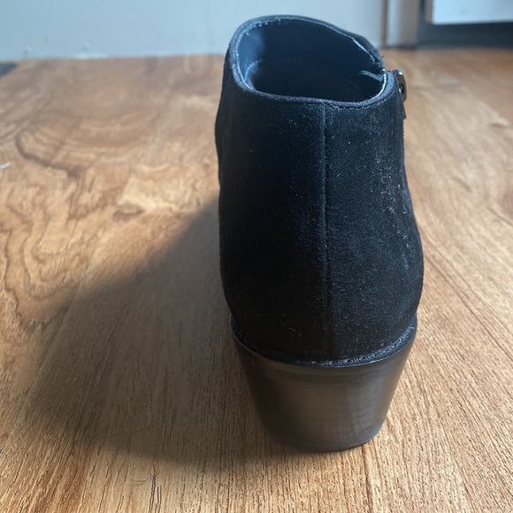 Vionic - Picture 2 of 3